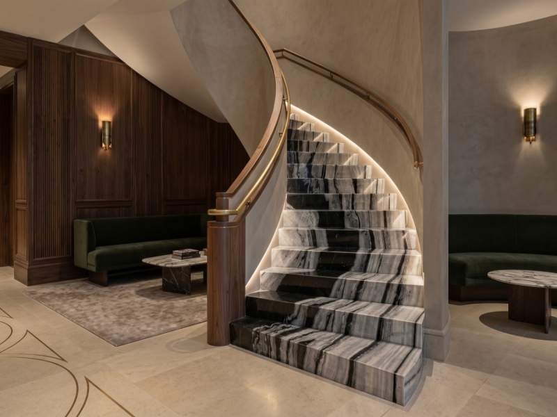 Projeto personalizado de escadaria em mármore com veios lineares marcantes, executados com técnica de assentamento a seco.