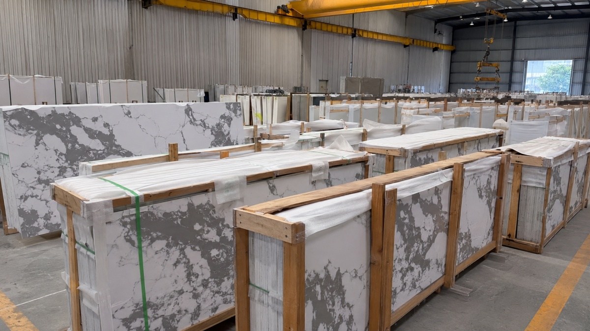 bulgary-vein-white-artificial-marble-export-packing Export packing of Bulgary Vein White Artificial Marble slabs in wooden bundles