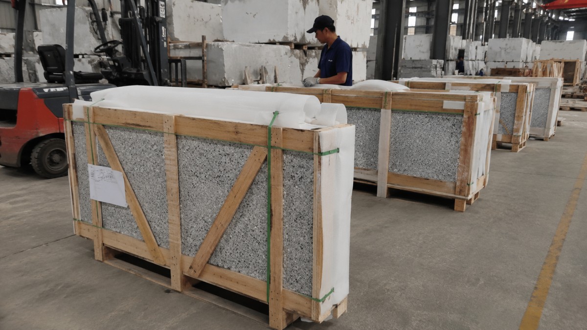 terrazzo-slab-packing-and-labeling Export packing and labeling for terrazzo slabs before container loading